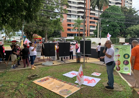Em greve, professores do Ifam e técnicos da Ufam realizam protesto em Manaus