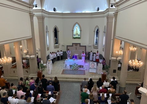 Arthur Neto faz desabafo em missa de 7º Dia de Arthur Bisneto: 'preferia no caixão'