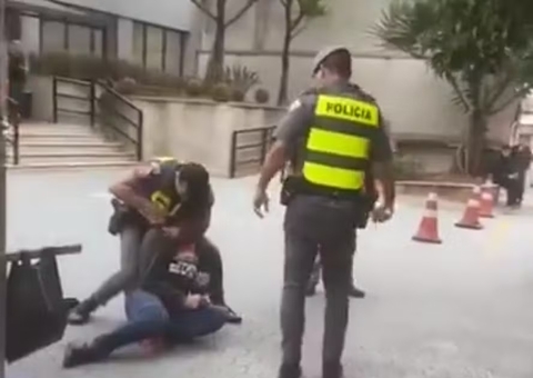 Vídeo mostra PM dando 'mata-leão' em pipoqueiro durante abordagem: 'tá matando o cara'