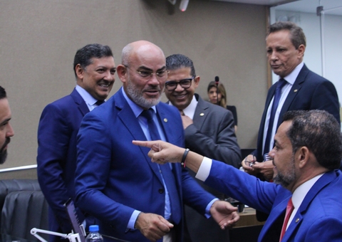 Consegue adivinhar o que os deputados estão falando nas imagens? vem ver!