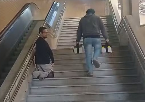 Sem acessibilidade, cadeirante é obrigado a subir escada de estação de joelhos; vídeo 