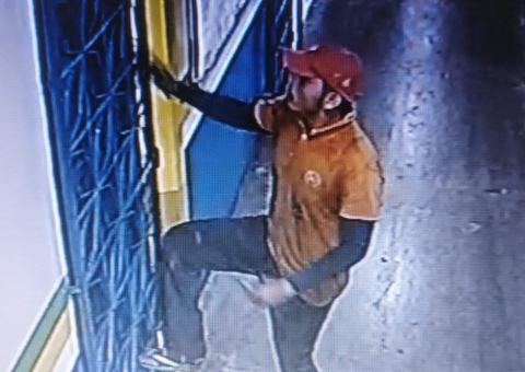Vídeo: Ladrão invade escola de Manaus e furta TVs