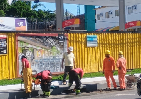Mãe e filho ficam feridos e cachorro cai em bueiro em acidente de moto em Manaus