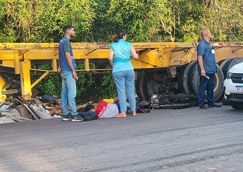 Motociclista para debaixo de carreta durante acidente em Manaus