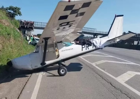 Avião faz pouso forçado em rodovia, atinge caminhão e deixa uma pessoa ferida