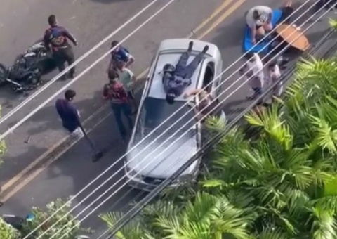 Vídeo: Motociclista 'voa' e cai em cima de carro durante acidente em Manaus