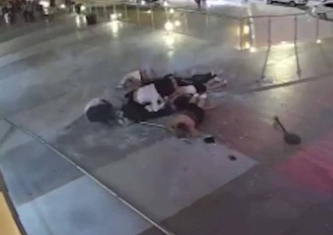 Vidraça de bar desaba e deixa dois mortos e 10 feridos no México; vídeo