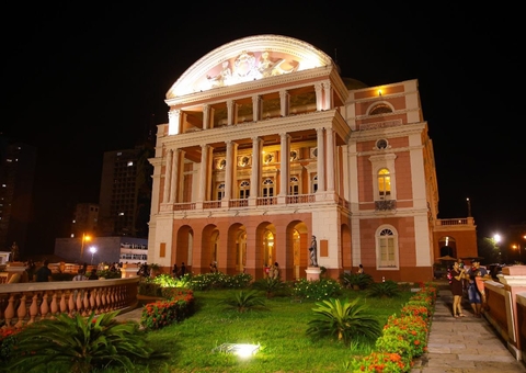 Teatro Amazonas terá cabine de rádio gratuita para casais declararem amor