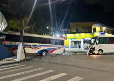 Micro-ônibus se chocam em acidente violento em cruzamento de Manaus