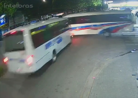 Vídeo mostra momento em que micro-ônibus se chocam em acidente violento em Manaus