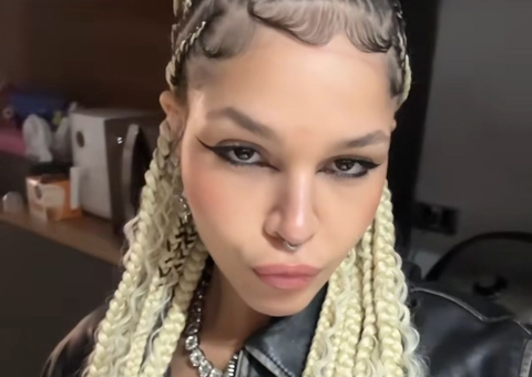 Filha de Simony recebe críticas por foto com decote: 'virou put@?'