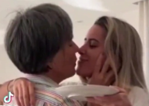 Gloria Pires é alvo de críticas por dar selinho na filha: 'nojo'