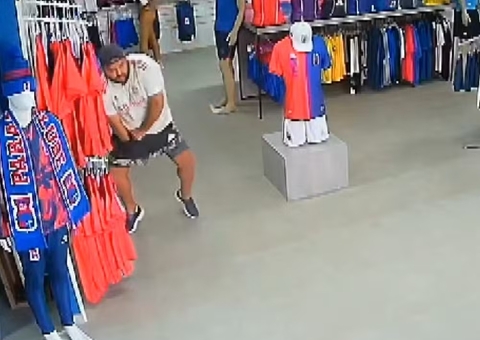 Ladrão esconde 17 camisetas dentro da bermuda em loja de time de futebol; vídeo
