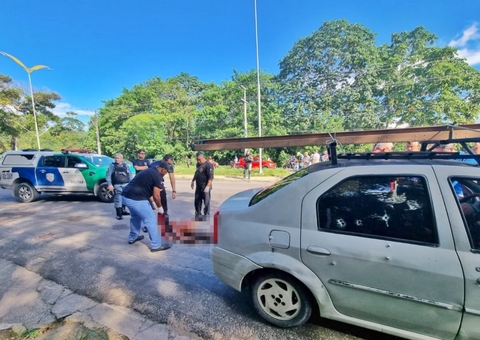 Homem é assassinado a tiros dentro de carro no ladeirão do IML
