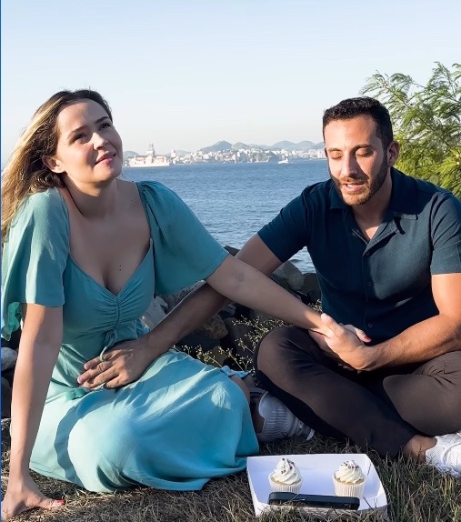 Dubladora faz 5º chá revelação após perder 4 bebês