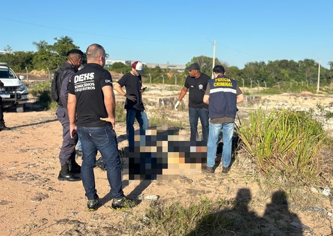 Com calça abaixada e 6 facadas no peito, homem é achado morto em terreno baldio