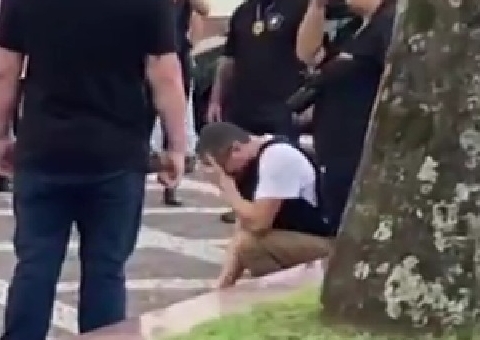 Preso por matar idoso com 'voadora' chora e é hostilizado em reconstituição do crime