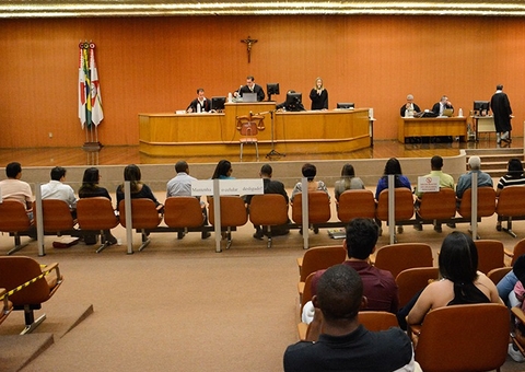 Homem xinga e ameaça juiz em audiência de custódia: 'vai tomar no c*'