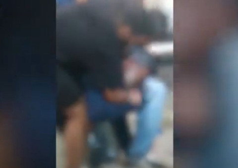 Aluno dá mata-leão em professor dentro de sala de aula; vídeo