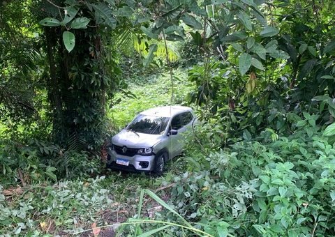 Moradores espancam motorista e jogam carro na mata após idoso ser atropelado em Manaus