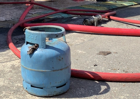 Vazamento de gás pode ter causado incêndio que atingiu casa na Praça 14