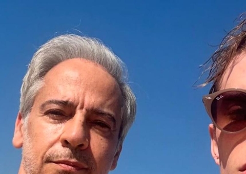 Ex-galã da Globo, Edson Fieschi se declara para namorado 41 anos mais novo