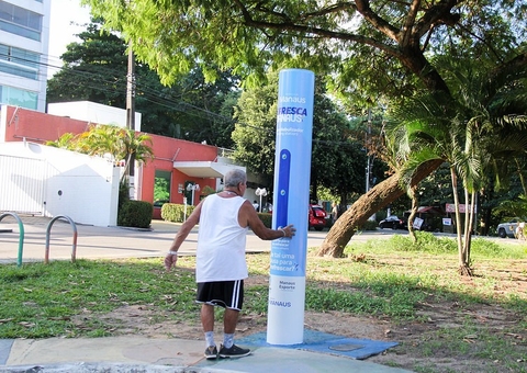 Totens nebulizadores de água são instalados para aliviar o calor em Manaus
