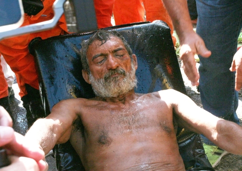 Homem é resgatado após passar quase 12 horas dentro de bueiro, veja vídeo