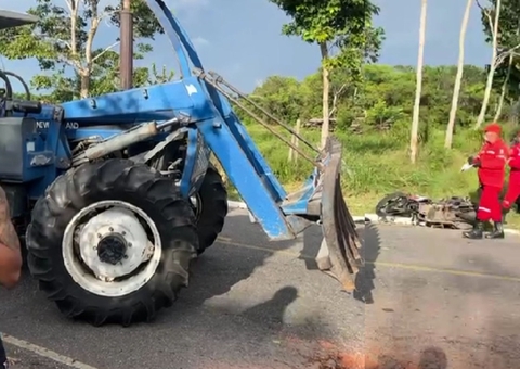 Dois homens morrem após moto colidir contra trator em acidente em Parintins