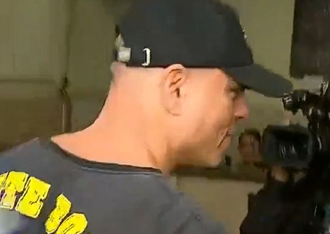 Carlinhos Mendigo ironiza dívida de pensão ao chegar à delegacia: 'esqueci'