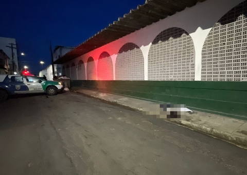 Mulher é executada ao lado de mercado e recado é deixado por criminosos em Manaus