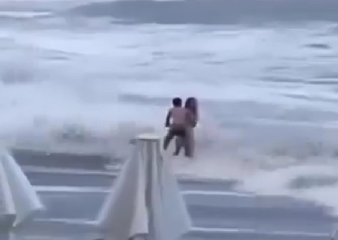 Vídeo: Mulher é arrastada por ondas e desaparece no mar na Rússia