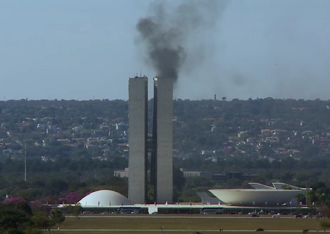 Vídeo: Fumaça em torre do Congresso Nacional assusta moradores em Brasília