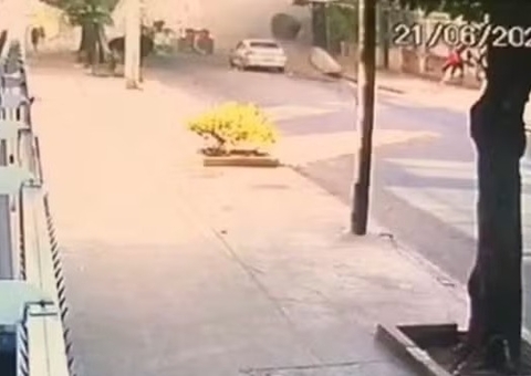 Caminhão-tanque explode após encostar em fio de energia; veja vídeo