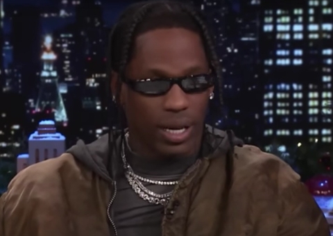 Travis Scott vende camisas estampadas com foto tirada pela polícia após prisão