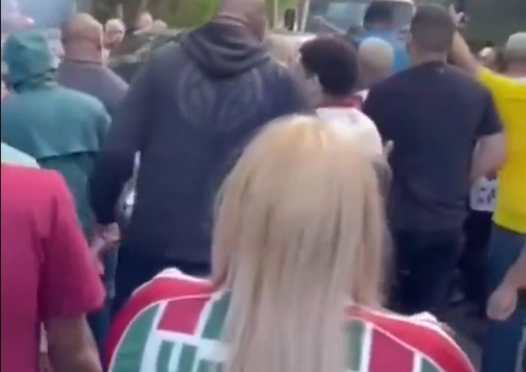 Torcida do Fluminense protesta no CT antes de clássico contra o Flamengo