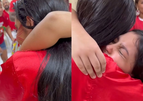 Menina chora de emoção ao conhecer Isabelle Nogueira em Parintins; vídeo