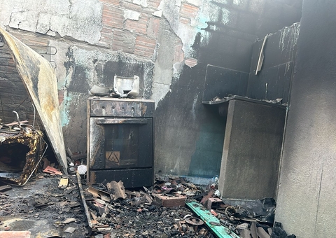Família perde tudo durante incêndio em casa no Alvorada
