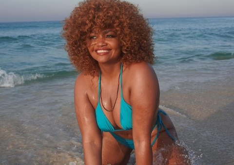 Gaby Amarantos posa de biquíni na praia após críticas sobre seu corpo; 'os haters vão pirar'