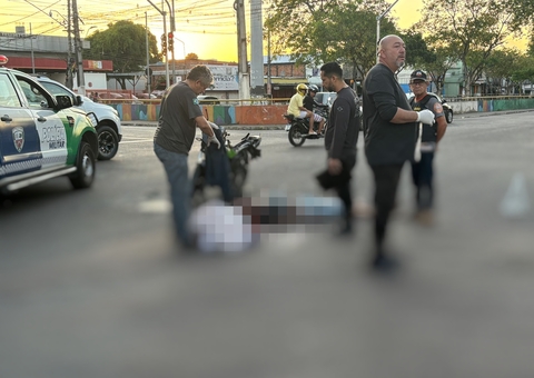 Motociclista morre ao "furar" sinal e bater em ônibus na Avenida Brasil