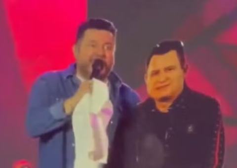 Bruno canta com Marrone de papelão em show; vídeo