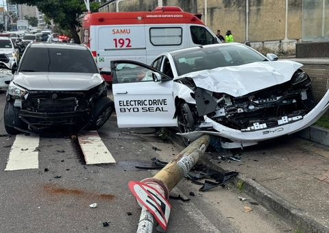 Acidente entre carro de teste drive e dois veículos deixa taxista ferido no Vieiralves