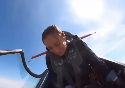 Cabine de avião abre durante voo e piloto faz pouso de emergência; vídeo impressionante