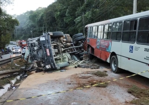 Mulher entra em trabalho de parto em rodovia congestionada por acidente