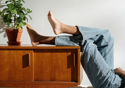 Mito ou verdade: colocar as pernas para cima traz algum benefício para saúde?