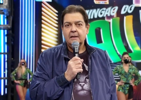 Faustão reaparece em foto com a família 4 meses após transplante