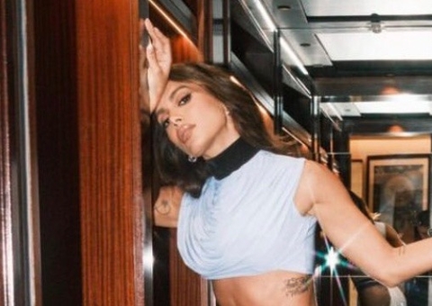 Novo casal? Anitta é flagrada em jantar com ator britânico em Paris