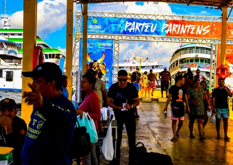 Torcedores embarcam rumo a Parintins para o confronto entre Caprichoso e Garantido