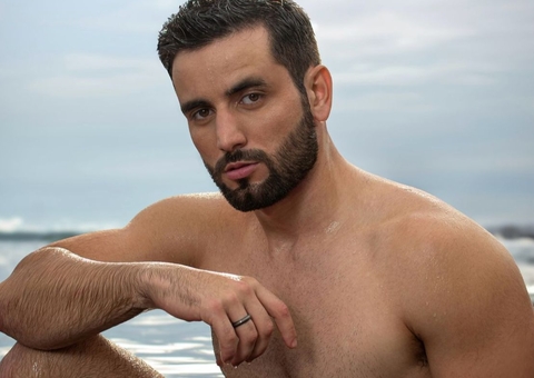 Ex-BBB Matteus faz ensaio sensual no Rio Negro e agita fãs; veja fotos