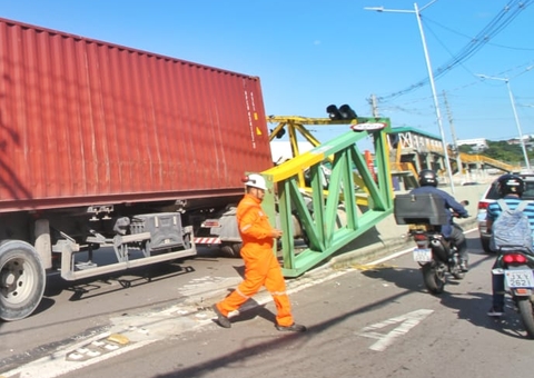 Local onde carreta colidiu contra limitador pode permanecer interditado por até 24h e trânsito é alterado
